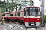 「「まさかこんな形で!?」 京急の“エモすぎる”新型案内板にSNS驚愕→話題爆発！ 「技術の無駄遣い」「全部これにして」」の画像1