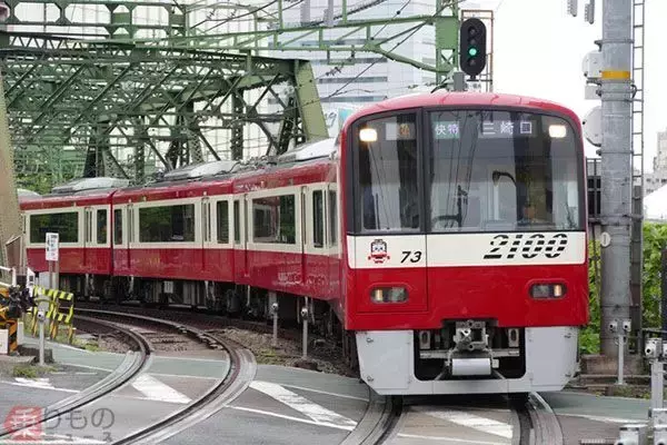 「まさかこんな形で!?」 京急の“エモすぎる”新型案内板にSNS驚愕→話題爆発！ 「技術の無駄遣い」「全部これにして」