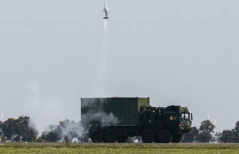輸送トラックから高性能兵器を発射!? 独ラインメタル“次世代の戦場”に応える新兵器とは