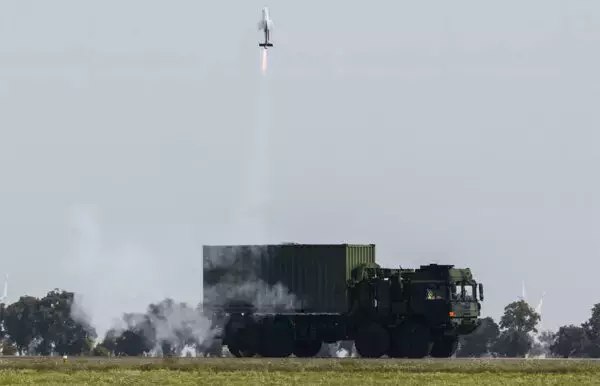 輸送トラックから高性能兵器を発射!? 独ラインメタル“次世代の戦場”に応える新兵器とは