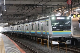 千葉の新たな顔「転属してきたE233系」どこがどう変わった？ 房総カラーの車内に入れば一目瞭然の“違い”が