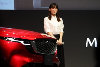 マツダ“8年ぶり全面刷新”の新型「CX-5」を初公開！ 綾瀬はるか「まだまだ入りそう」と積載力に驚き