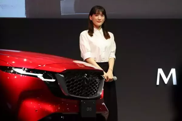 マツダ“8年ぶり全面刷新”の新型「CX-5」を初公開！ 綾瀬はるか「まだまだ入りそう」と積載力に驚き
