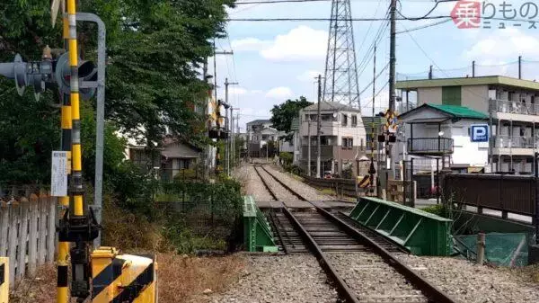 都内にある「滅多に閉じない踏切」何のため？ ヒントは“WARNING” 線路の途中にはフェンス「でも廃線じゃない!?」