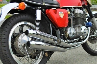 バイク降りた直後の「キンッ…キンッ…」の正体は？ エンジン切っても鳴り続く“謎の金属音”故障じゃないの？