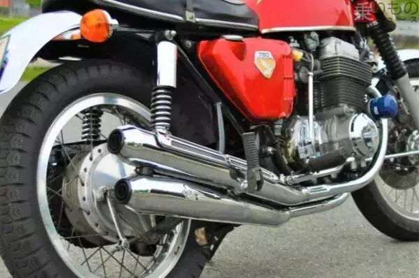 バイク降りた直後の「キンッ…キンッ…」の正体は？ エンジン切っても鳴り続く“謎の金属音”故障じゃないの？