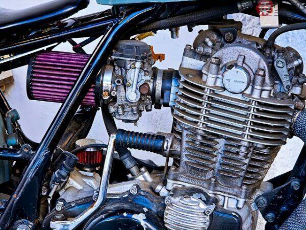 バイク降りた直後の「キンッ…キンッ…」の正体は？ エンジン切っても鳴り続く“謎の金属音”故障じゃないの？