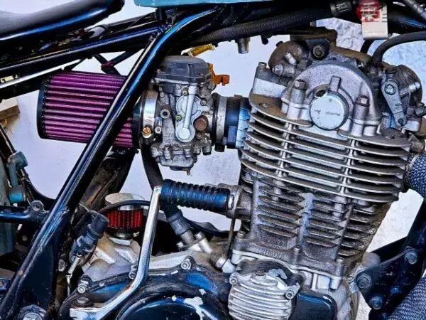 「バイク降りた直後の「キンッ…キンッ…」の正体は？ エンジン切っても鳴り続く“謎の金属音”故障じゃないの？」の画像