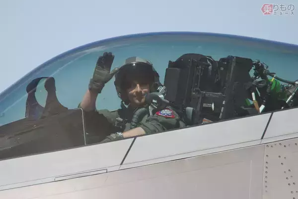 「何が違うんですか!?「F-22とF-35どっちが強いか」米軍パイロットに聞いてみた「スマホと同じですよ」」の画像