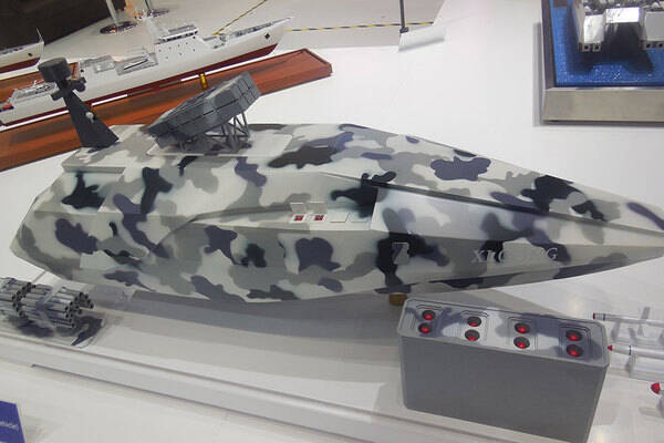 見た目がまず謎！ 防衛省の新装備「戦闘支援型USV」の正体 潜水艇…？いや戦闘ヘリの代役にも!?