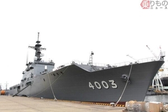 海自の輸送艦が「ミイラのような巨大ヘリ」3機も搭載！ “自衛隊初の任務”で出港する様子が公開