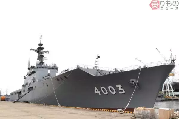 海自の輸送艦が「ミイラのような巨大ヘリ」3機も搭載！ “自衛隊初の任務”で出港する様子が公開