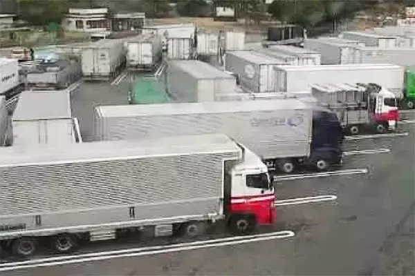 大型車もバック駐車必須！ 高速SA・PA駐車マス「V字レイアウト」の切実な導入理由