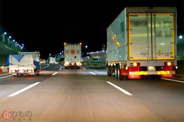 大型車もバック駐車必須！ 高速SA・PA駐車マス「V字レイアウト」の切実な導入理由