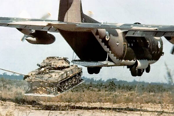「空飛ぶ戦車」＝「最強！」とはならず 「空挺戦車」がいまいちパッとしなかったワケ “軽さ”は別に活かされた