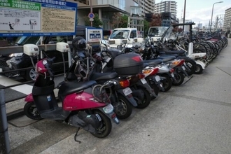 バイク駐車場「40台に1台」の絶望 都市部ライダーが“駐車難民”になる根本原因は法律の「ねじれ」×縦割り行政!?