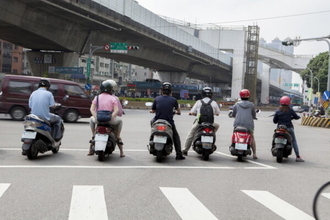「歩行者地獄」から一転！ マナーの悪いドライバーたちが横断歩道でピタっと止まるようになったワケ “罰金大国”台湾の本気が凄かった
