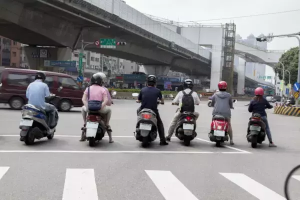 「歩行者地獄」から一転！ マナーの悪いドライバーたちが横断歩道でピタっと止まるようになったワケ “罰金大国”台湾の本気が凄かった