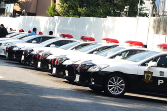 「屋根なしパトカー」に「巨大ショベル」も 警察車両75台＆機動隊1700人が“圧巻のパレード”
