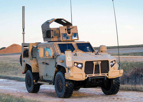 ハンヴィーと全然違う！ 原型ベンツGクラスの新軍用車「カラカル」の実力 元米軍将校も感服