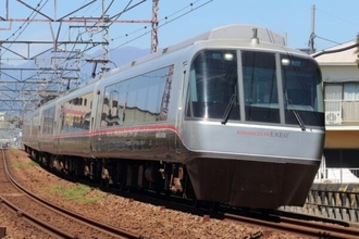 小田急の「現役ロマンスカー」がイマイチ不人気なワケとは？ 「カッコいい」「座席がいい」でも“先輩”が偉大すぎる!?