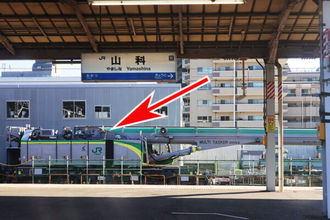 あれ？ JR西日本の駅に「JR東日本の巨大クレーン車」がいたのですが… 神出鬼没の車両を“わざわざ借りてきた”ワケとは