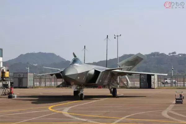 「ステルス機に迷彩は不要？ 驚きの「分子レベルの塗装」と、ロシアSu-57があえて見た目にこだわる理由」の画像