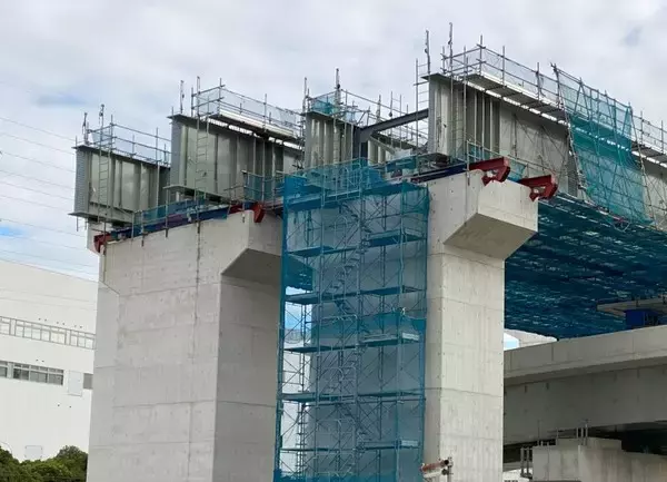 横浜の田園に「巨大空中迷宮」出現!? 圏央道の「最後の未開通部」工事進行中 龍のようにうねる橋桁