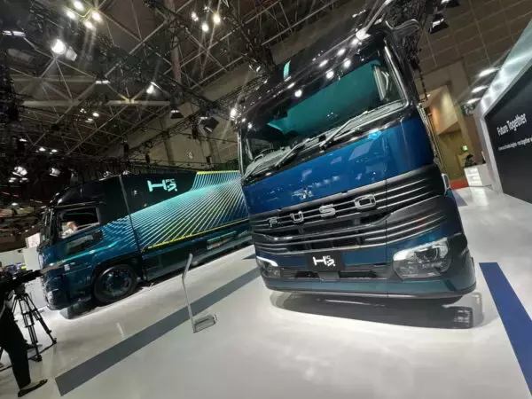 三菱ふそうが「あまりに外装がスタイリッシュすぎるトラック」JMSに出展 なぜこんなにブッ飛びデザインになったのか