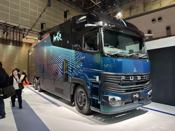 「三菱ふそうが「あまりに外装がスタイリッシュすぎるトラック」JMSに出展 なぜこんなにブッ飛びデザインになったのか」の画像