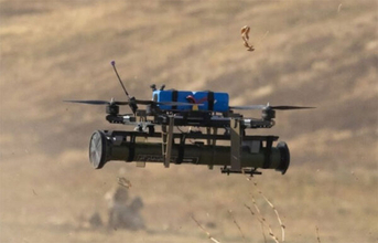 もう“爆弾を落とす”だけじゃない！ ウクライナで「グレネードを“撃つ”ドローン」開発「戦車の天敵」になる新技術 しかし課題は多い？