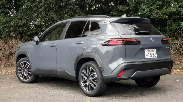 「一番売れているカローラ」どう進化？ 日本初“未来のウインカー”搭載 充実装備で400万切り！ 乗ってわかった“意外な欠点”