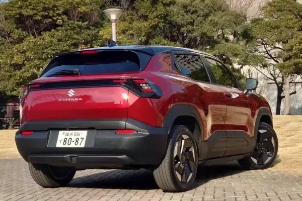 「コンパクトSUV」なら勝機アリ!? しっかり走って400万円切り「スズキ初の本格EV」eビターラの“マルとバツ”