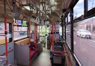 「勝手に転んだ客」のせいで前科持ちに!? バス運転士が「止まるまで座ったまま！」と必死に叫ぶ、切実すぎる事情
