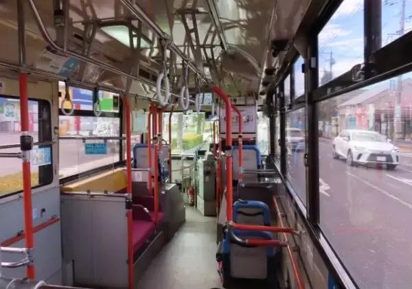 「勝手に転んだ客」のせいで前科持ちに!? バス運転士が「止まるまで座ったまま！」と必死に叫ぶ、切実すぎる事情