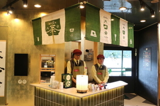 箱根・芦ノ湖で「異色の観光船」が運航開始！ 「お茶」を五感で楽しめる船内がスゴかった まさに「湖に浮かぶ茶室」!?