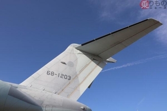 航空自衛隊に「巨大な新型機」配備！ 強力な“電磁妨害”で作戦を支援 隊員との集合写真が公開