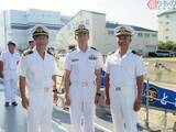 「難敵は「カレーうどん」!?海上自衛隊“白い夏制服”が抱えた宿命　2020年にベージュ制服が誕生しても白を着る人が多い理由とは」の画像1