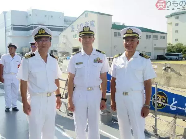 難敵は「カレーうどん」!?海上自衛隊“白い夏制服”が抱えた宿命　2020年にベージュ制服が誕生しても白を着る人が多い理由とは
