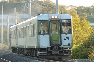 東北ローカル線でおなじみの「白いキハ」が懐かしカラーに 元「はまゆり」車両で再現