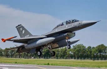 地球の裏側から「中古の戦闘機」が到着！ 10年間「超音速機ゼロ」状態だった南米の大国“喜びの引渡し映像”を公開 1年で超充実!?