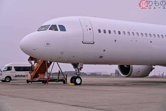 成田空港に「真っ白な旅客機」降臨→えっ!?まさかの「ジェットスター機」！ なぜ「ホワイト」になっちゃったのか
