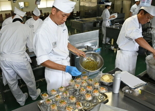 カレーばっかじゃない！ 海自自慢の「激ウマ献立」でも “絶品は護衛艦以外にあり” どういうこと？