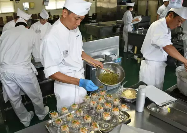 カレーばっかじゃない！ 海自自慢の「激ウマ献立」でも “絶品は護衛艦以外にあり” どういうこと？