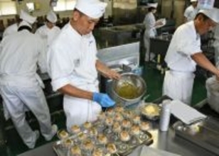 カレーばっかじゃない！ 海自自慢の「激ウマ献立」でも &#8220;絶品は護衛艦以外にあり&#8221; どういうこと？