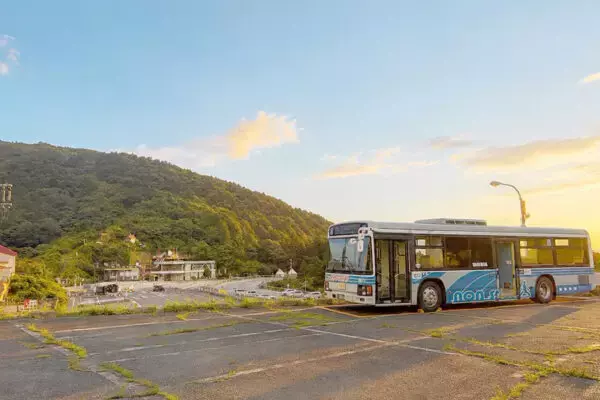 いすゞエルガの車内が“驚きの空間”に！ 廃車予定の路線バス「ホテルの駐車場」で第二の人生開始 “泊まったら入れます”