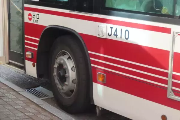 バスの車体に書かれた「謎の4桁／5桁」の正体は？ 実はメーカーや年齢がバレバレの“履歴書”だった！