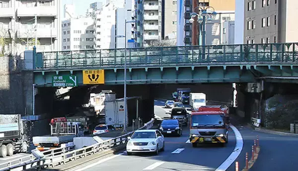 「なんだコレ…」 首都高の“定石破壊”な「異形の遮断機たち」、驚愕の出現シーンが公開 でも「珍しいけどイイ！」