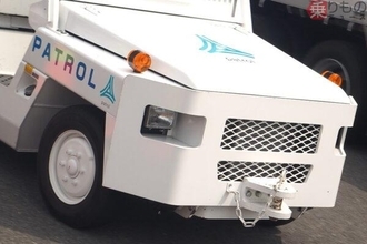 ここ首都高ですよね？「道路ではまず見かけない特殊車両」何に使う？ 小さくて力持ち