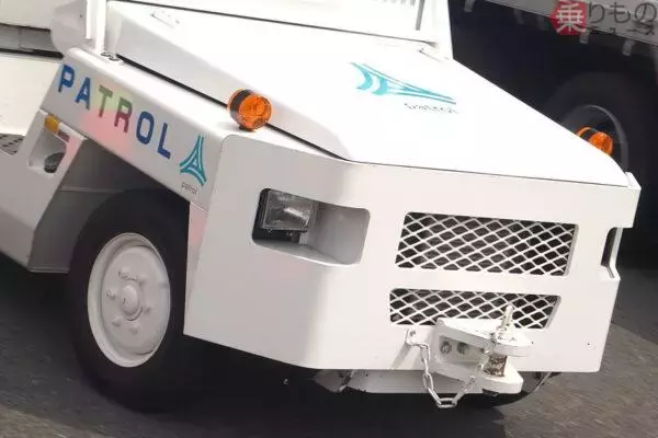 ここ首都高ですよね？「道路ではまず見かけない特殊車両」何に使う？ 小さくて力持ち